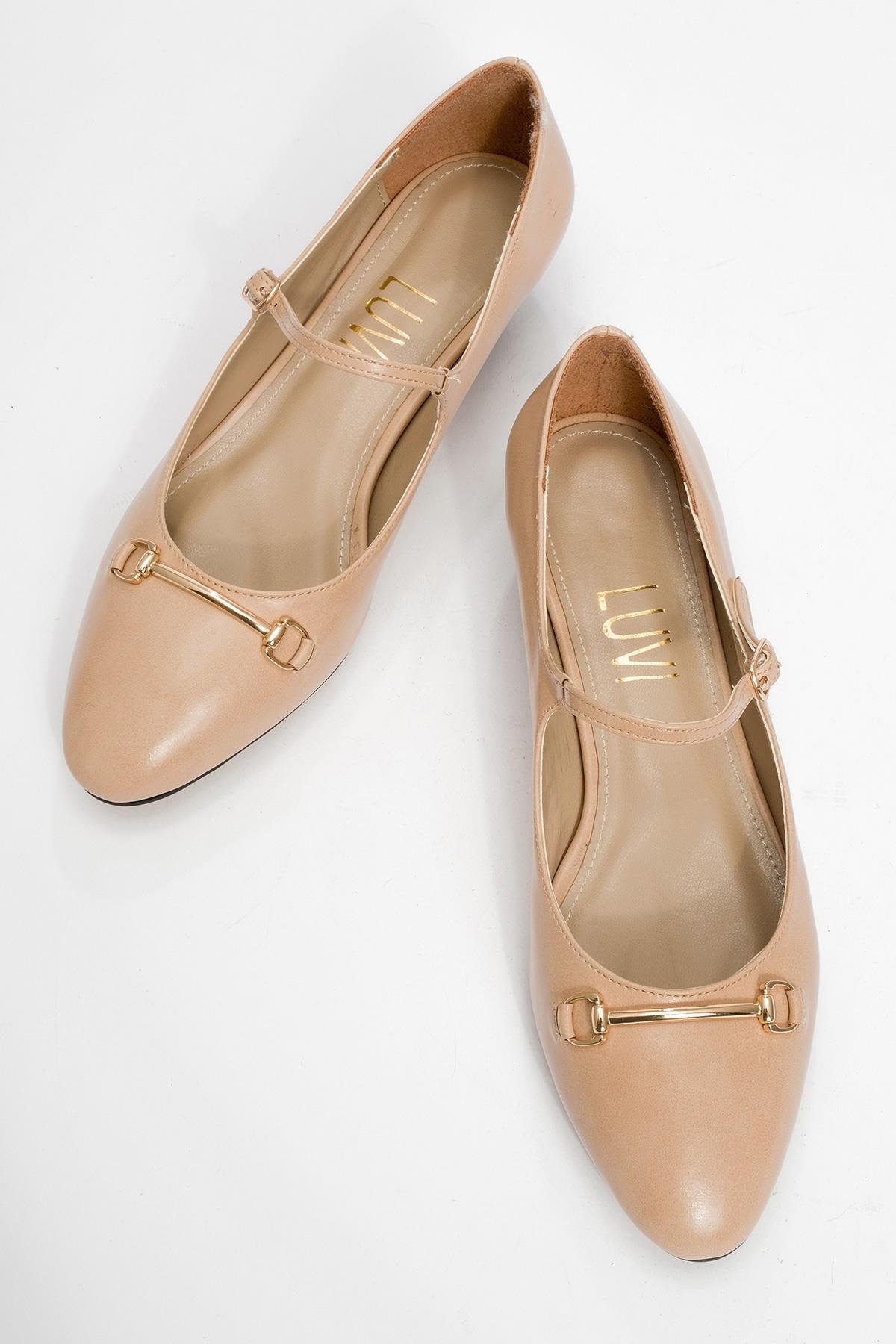 beige low heel dress shoes Bossy Beige Leather Kitten Heel EU 33/US 4 / Extra Wide (D)