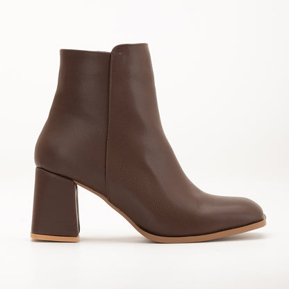 Vegan ankle-high boots, brown ankle-high boots, sustainable ankle-high boots, cruelty-free ankle-high boots, eco-friendly ankle-high boots, vegan leather brown boots, women’s brown ankle boots, stylish brown ankle boots, faux leather ankle-high boots, brown vegan boots.
